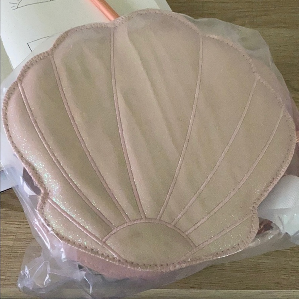 BNWT Ariel seashell crossbody Loungefly